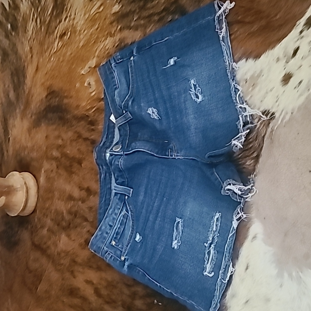 DENIM WEEKEND SHORTS